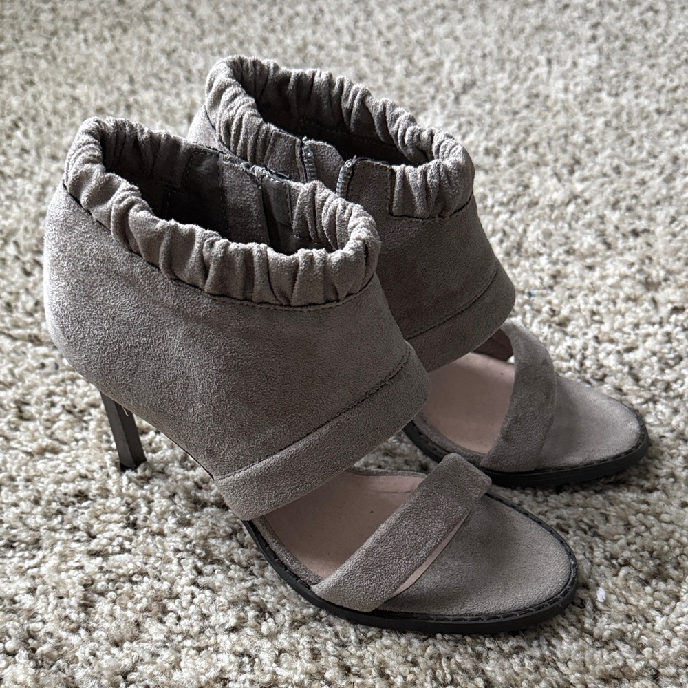 Elegant taupe Women's Heeled Sandals